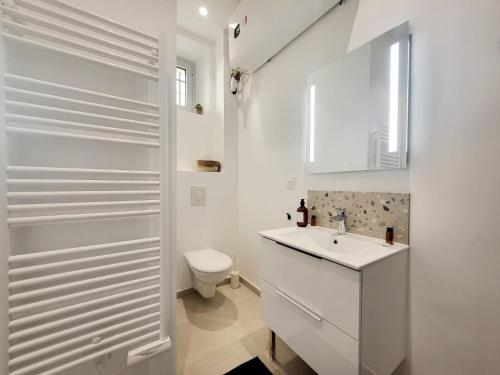 One-Bedroom Apartment image 7
