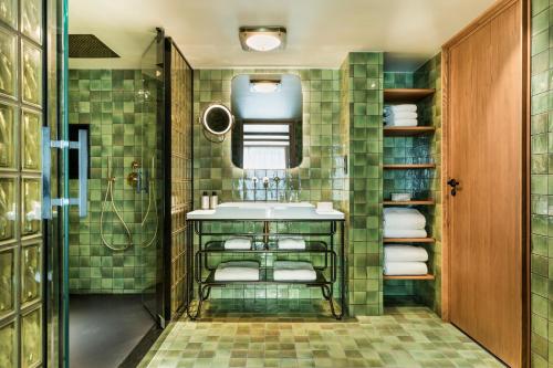 room detail thumbnail 2