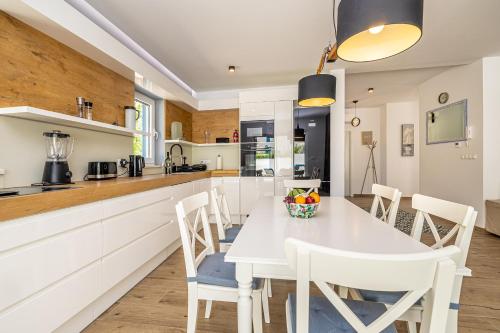 ห้องครัว, Holiday house DAN with private pool in คราส