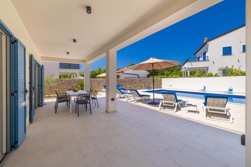 ระเบียง/ชานเรือน, Holiday house DAN with private pool in คราส