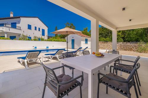 ระเบียง/ชานเรือน, Holiday house DAN with private pool in คราส