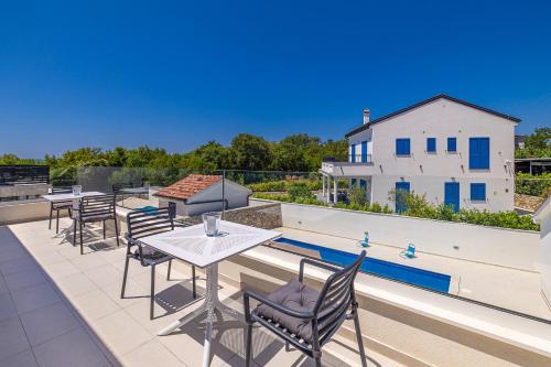 ระเบียง/ชานเรือน, Holiday house DAN with private pool in คราส