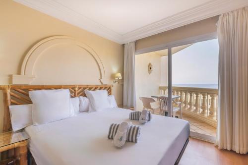 Double or Twin Room with Sea View image 7