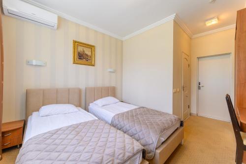 Persian Palace Hotel - image 11