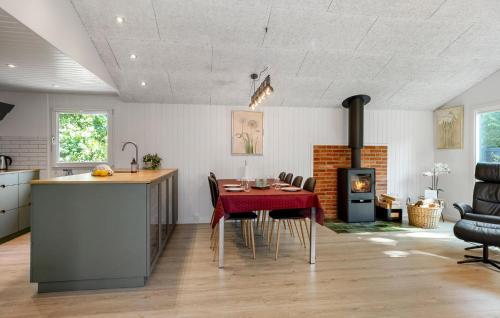 virtuve, Stunning Home In Toftlund With Wifi in Arrild