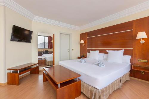 Quadruple Room with Sea View image 8
