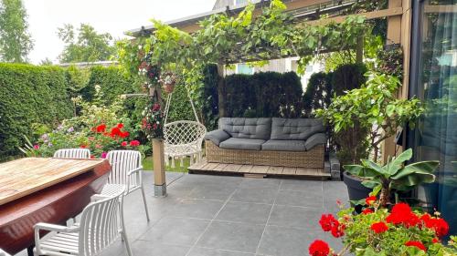 ระเบียง/ชานเรือน, Two nice rooms in residential area with private bathroom in อัลเมีย์