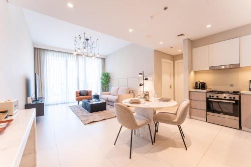 Elegant Luxury Apartment with Stunning Lake Views in Dubai Creek Harbour By AYA Boutique in Dubai Festival City