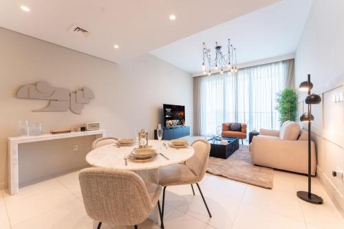 Elegant Luxury Apartment with Stunning Lake Views in Dubai Creek Harbour By AYA Boutique in Dubai Festival City