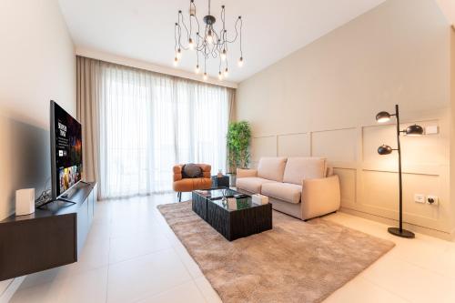 Elegant Luxury Apartment with Stunning Lake Views in Dubai Creek Harbour By AYA Boutique in Dubai Festival City