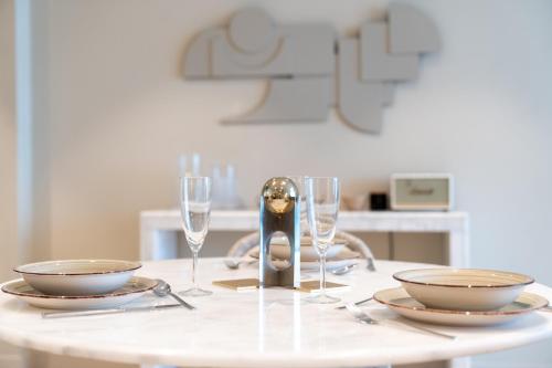 Elegant Luxury Apartment with Stunning Lake Views in Dubai Creek Harbour By AYA Boutique in Dubai Festival City