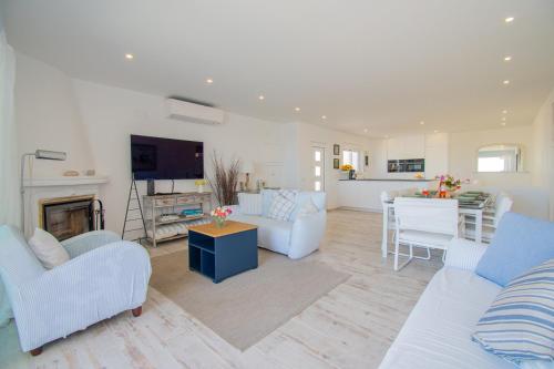 ห้องส่วนกลางสำหรับนั่งเล่น/ดูทีวี, Rua do Paraiso 15 Oceanview Carvoeiro Retreat in คาร์โวเอโร ซิตี้เซ็นเตอร์