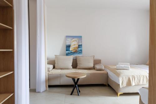 Studio with Balcony image 3