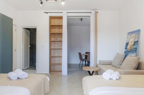 Studio with Balcony image 4