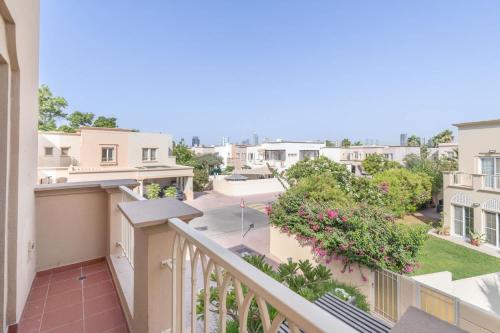 StayShort - Vibrant Villa in Springs 11 Sleeps 6 with Balcony, Dubai (Foto 4)