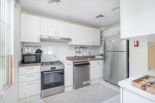StayShort - Vibrant Villa in Springs 11 Sleeps 6 with Balcony, Dubai (Foto 6)