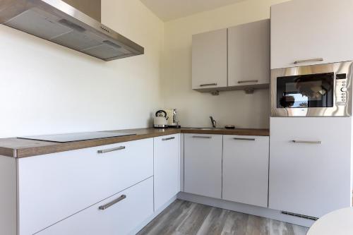 dapur, Uithaven 10B Kamperland, with harbour views in Kamperland