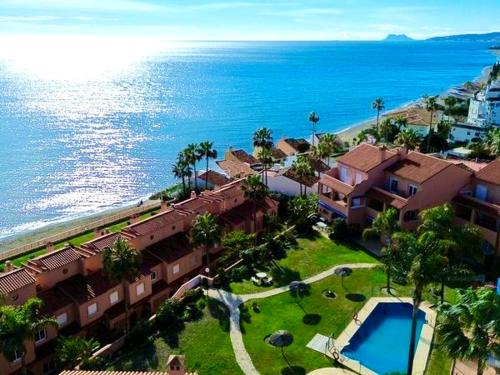 No10 - Beachfront Estepona close to port, 2 bedroom, 2 bathroom, sleeps 5 in ลา ลาสปารา
