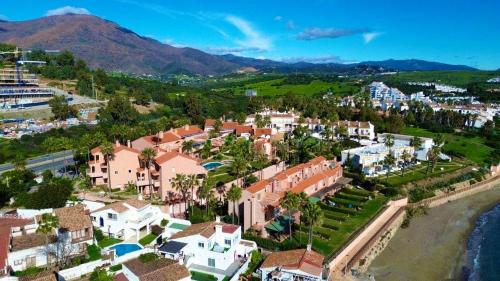No10 - Beachfront Estepona close to port, 2 bedroom, 2 bathroom, sleeps 5 in ลา ลาสปารา