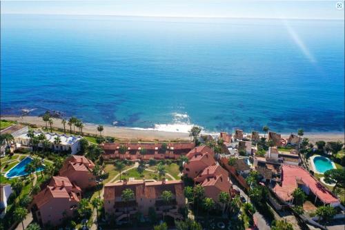 No10 - Beachfront Estepona close to port, 2 bedroom, 2 bathroom, sleeps 5 in ลา ลาสปารา