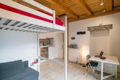GuestHost - Lovely studio with balcony a few mt from the lake, Nesso (foto 8)