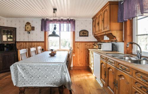 virtuve, Amazing Home In Ed With Lake View in Haboda
