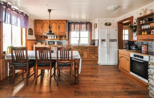 virtuve, Amazing Home In Ed With Lake View in Haboda