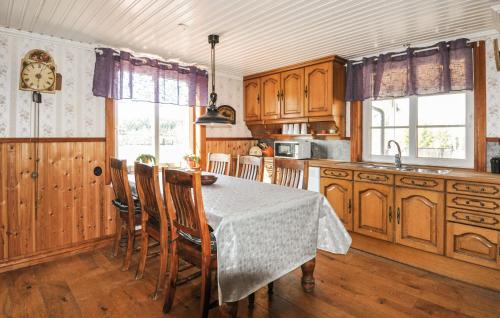 virtuve, Amazing Home In Ed With Lake View in Haboda