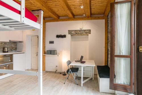 GuestHost - Lovely studio with balcony a few mt from the lake, Nesso (foto 10)
