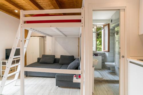 GuestHost - Lovely studio with balcony a few mt from the lake, Nesso (foto 7)