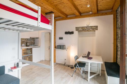 GuestHost - Lovely studio with balcony a few mt from the lake, Nesso (foto 9)