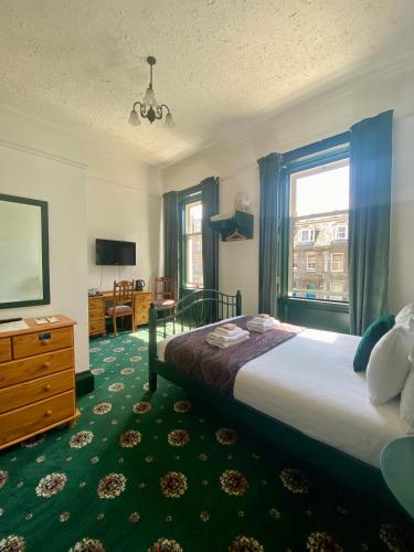 4 Friends House near Royal Yacht Britannia