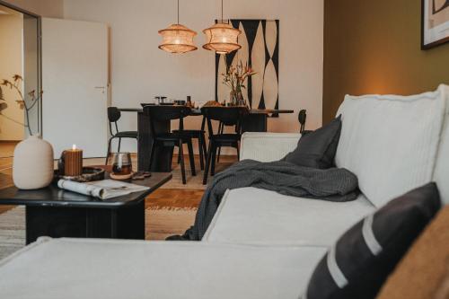 JOBOSTAYS - BLOOM Family Apartment Oldenburg - bis zu 6 Personen - 3 Zimmer - 2 Schlafzimmer - 2 Bäder - Balkon und Gartenblick - kostenloser Privatparkplatz - kostenfreies WLAN - Vollküche - Wohnzimmer mit TV - Babybett - kontaktfreier Check-In, Oldenburg