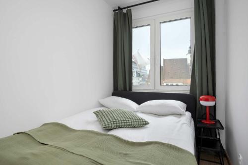 Large Apartment in Wrocław Center on the Market with 3 Bedrooms and Balcony by Noclegi Renters, Breslau (Foto 2)