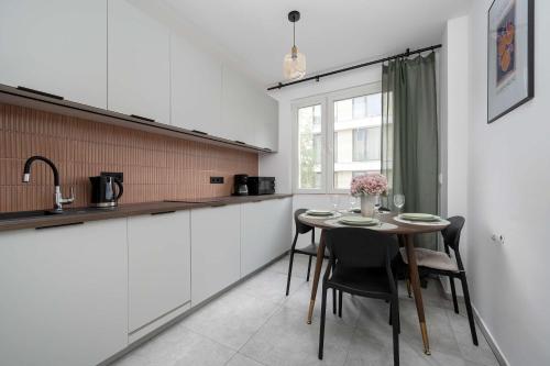 Large Apartment in Wrocław Center on the Market with 3 Bedrooms and Balcony by Noclegi Renters, Breslau (Foto 7)