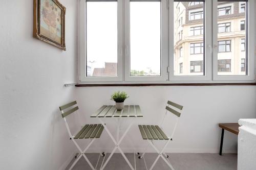 Large Apartment in Wrocław Center on the Market with 3 Bedrooms and Balcony by Noclegi Renters - image 3