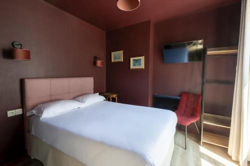 Double Room image 6