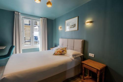 Deluxe Double Room image 6