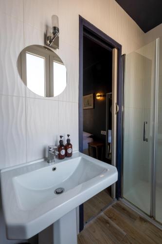 Deluxe Double Room image 3