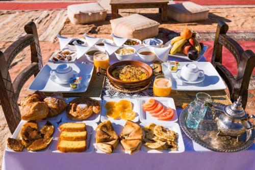 Starlight Mirage Camp in Lac Yasmins