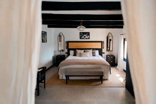 Superior King Room image 8