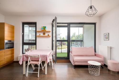 Solaris Voyage Apartment by BookingHost, Warschau