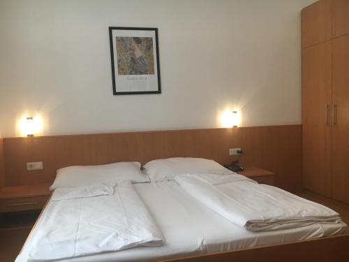 Double Room image 4