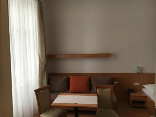 Quadruple Room image 6