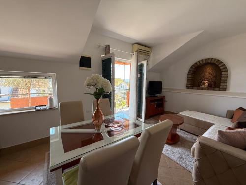 One-Bedroom Apartment with Balcony and Sea View image 6