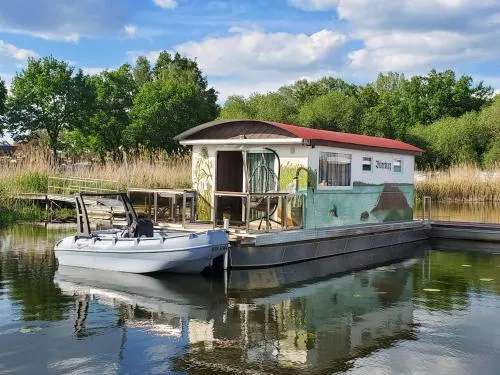 Hausboot, schwimmendes Ferienhaus im Havelbogen, Haus auf dem Wasser in Kützkow, Deutschland