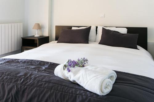 4 Rooms Barcelona Stop at 4 Rooms Barcelona to discover the wonders of Barcelona. Featuring a satisfying list of amenities, guests will find their stay at the property a comfortable one. Service-minded staff will welco