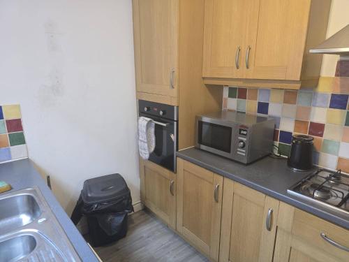 Cosy 2-Bed House - Sleeps 5 Garden & Pet-Friendly - image 4