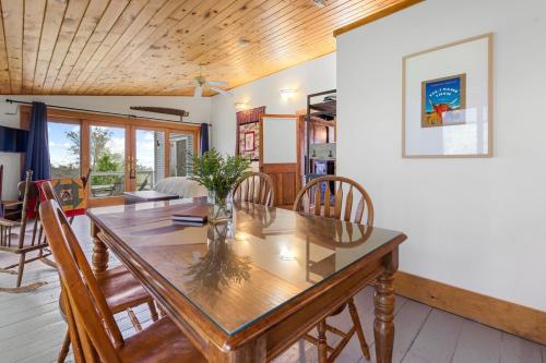 B - Porch Suite on Miles Smith Farm in 勞敦