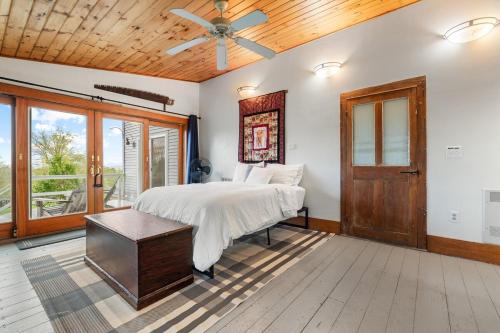 B - Porch Suite on Miles Smith Farm in 勞敦